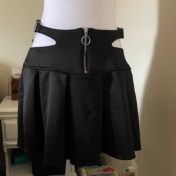 Hot Topic Black Pleated Cut Out Mini Skirt NEW! - Picture 3 of 5